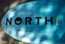 Detalle del casco de carbono de la North Swell Pro con el logotipo North