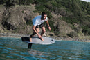 Rider volando con la North Vert cerca de una costa rocosa