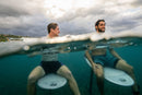 Dos riders sentados en sus tablas North Vert, vista mitad bajo el agua