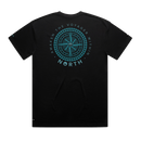 Costas da t-shirt North Waypoint Tee 2027 com grande bússola verde e o lema Awaken The Voyager Within